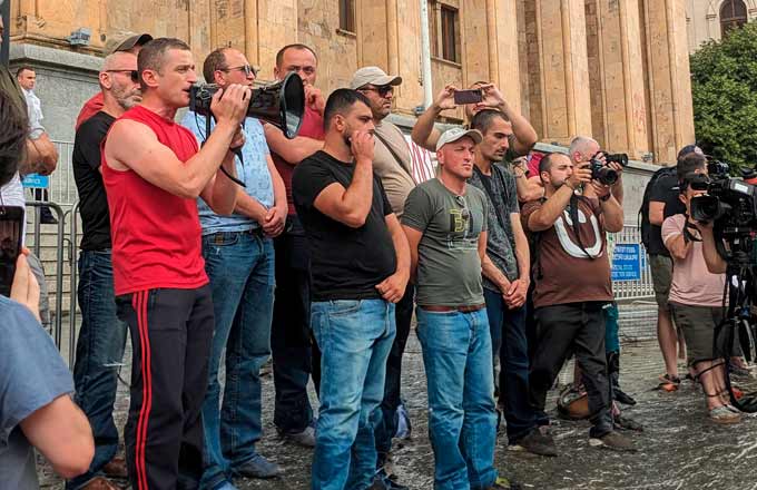 Металлурги зашивали себе рот и глаза, чтобы им прибавили зарплату